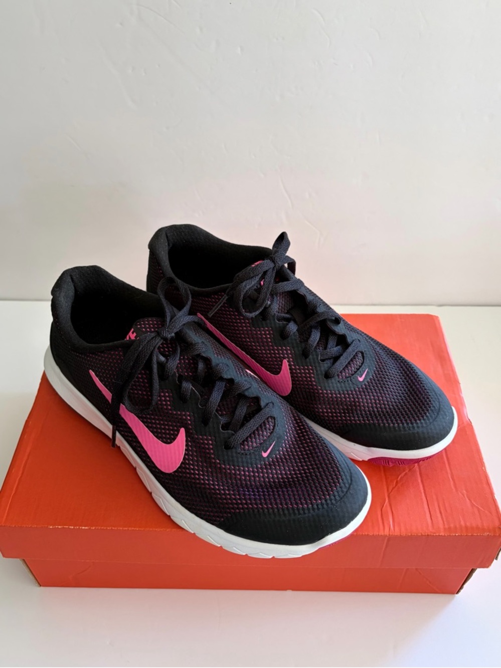 Nike Women’s Flex Experience RN 4 - Black with Pink Accents, Size 8.5